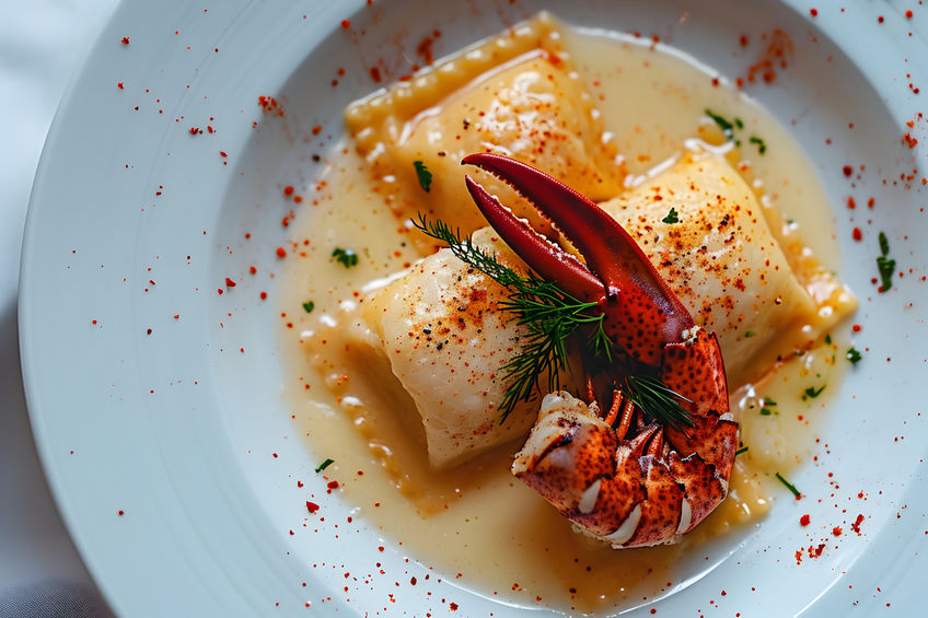 Raviolis de homard, sauce bisque et champignons